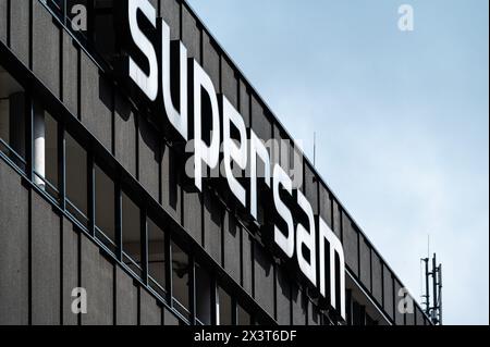 Katowice, Slesia, Polonia, 24 marzo 2024 - Logo della catena di supermercati Supersam Foto Stock