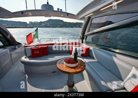 L'Italia, Napoli, Aqua 54' di yacht di lusso (cantiere: Cantieri di Baia) Foto Stock