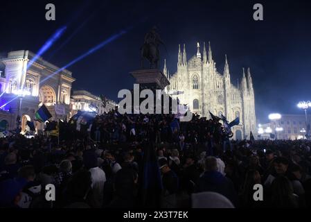 Milano, Italia. 28 aprile 2024. Il team dell'FC Internazionale sfilerà per la città con l'autobus scoperto per celebrare il 20° campionato nella sua storia con decine di migliaia di tifosi che hanno invaso la città (Credit Image: © Ervin Shulku/ZUMA Press Wire) SOLO PER USO EDITORIALE! Non per USO commerciale! Foto Stock