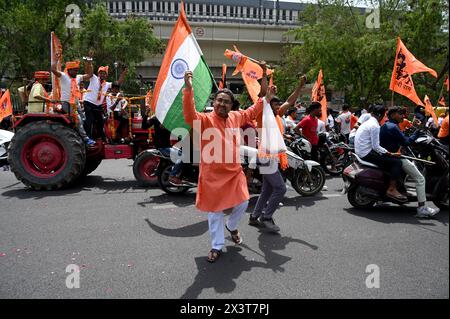 Noida, India. 28 aprile 2024. NOIDA, INDIA - APRILE 28: Gli operai Vishwa Hindu Parishad e Bajrang dal organizzarono una processione dal settore della colonia di Kashiram 45 in occasione di Hanuman Janmotsav, il 28 aprile 2024 a Noida, India. (Foto di Sunil Ghosh/Hindustan Times/Sipa USA ) credito: SIPA USA/Alamy Live News Foto Stock