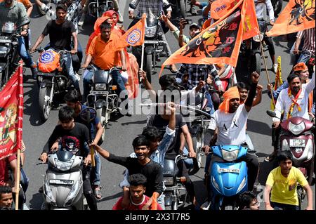 Noida, India. 28 aprile 2024. NOIDA, INDIA - APRILE 28: I lavoratori di Vishwa Hindu Parishad e Bajrang dal hanno organizzato una processione dal settore della colonia di Kashiram 45 in occasione di Hanuman Janmotsav, a Noida, India, domenica 28 aprile, 2024. (foto di Sunil Ghosh/Hindustan Times/Sipa USA) credito: SIPA USA/Alamy Live News Foto Stock