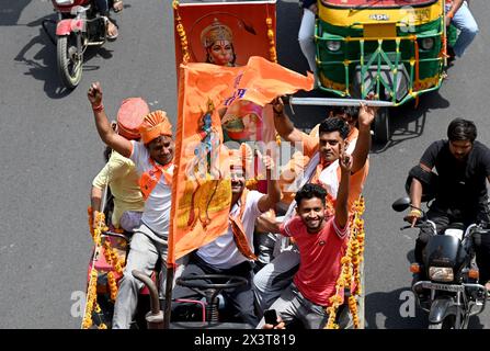 Noida, India. 28 aprile 2024. NOIDA, INDIA - APRILE 28: I lavoratori di Vishwa Hindu Parishad e Bajrang dal hanno organizzato una processione dal settore della colonia di Kashiram 45 in occasione di Hanuman Janmotsav, a Noida, India, domenica 28 aprile, 2024. (foto di Sunil Ghosh/Hindustan Times/Sipa USA) credito: SIPA USA/Alamy Live News Foto Stock