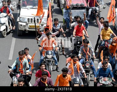 Noida, India. 28 aprile 2024. NOIDA, INDIA - APRILE 28: Gli operai Vishwa Hindu Parishad e Bajrang dal organizzarono una processione dal settore della colonia di Kashiram 45 in occasione di Hanuman Janmotsav, il 28 aprile 2024 a Noida, India. (Foto di Sunil Ghosh/Hindustan Times/Sipa USA ) credito: SIPA USA/Alamy Live News Foto Stock