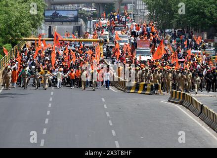 Noida, India. 28 aprile 2024. NOIDA, INDIA - APRILE 28: Gli operai Vishwa Hindu Parishad e Bajrang dal organizzarono una processione dal settore della colonia di Kashiram 45 in occasione di Hanuman Janmotsav, il 28 aprile 2024 a Noida, India. (Foto di Sunil Ghosh/Hindustan Times/Sipa USA ) credito: SIPA USA/Alamy Live News Foto Stock