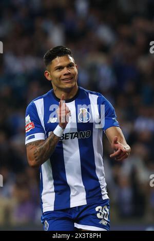 Porto, 04/28/2024 - il Futebol Clube do Porto ha ospitato questa sera lo Sporting Clube de Portugal al Estádio do Dragão in una partita che conta per il 31° turno della i League 2023/24. Partvan Den del Val/Global Imagens di Evanilson) Foto Stock