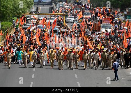 Noida, India. 28 aprile 2024. NOIDA, INDIA - APRILE 28: Gli operai Vishwa Hindu Parishad e Bajrang dal organizzarono una processione dal settore della colonia di Kashiram 45 in occasione di Hanuman Janmotsav, il 28 aprile 2024 a Noida, India. (Foto di Sunil Ghosh/Hindustan Times/Sipa USA ) credito: SIPA USA/Alamy Live News Foto Stock