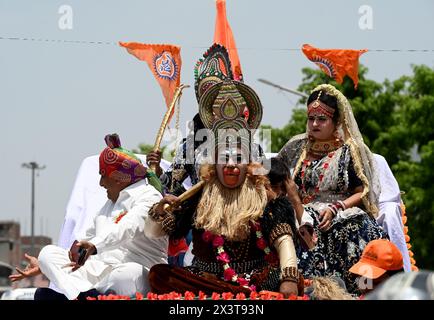 Noida, India. 28 aprile 2024. NOIDA, INDIA - APRILE 28: I lavoratori di Vishwa Hindu Parishad e Bajrang dal hanno organizzato una processione dal settore della colonia di Kashiram 45 in occasione di Hanuman Janmotsav, a Noida, India, domenica 28 aprile, 2024. (foto di Sunil Ghosh/Hindustan Times/Sipa USA) credito: SIPA USA/Alamy Live News Foto Stock