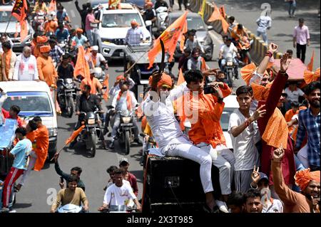 Noida, India. 28 aprile 2024. NOIDA, INDIA - APRILE 28: Gli operai Vishwa Hindu Parishad e Bajrang dal organizzarono una processione dal settore della colonia di Kashiram 45 in occasione di Hanuman Janmotsav, il 28 aprile 2024 a Noida, India. (Foto di Sunil Ghosh/Hindustan Times/Sipa USA ) credito: SIPA USA/Alamy Live News Foto Stock