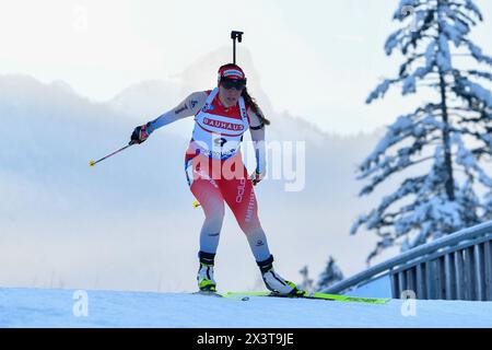 Ruhpolding, Germania. 12 gennaio 2024. RUHPOLDING, GERMANIA - 12 GENNAIO: Lena Haecki-Gross della Svizzera gareggia durante la 7,5 km Sprint femminile alla BMW IBU World Cup Biathlon Ruhpolding il 12 gennaio 2024 a Ruhpolding, Germania.240112 SEPA 24 063 - 20240112 PD22919 credito: APA-PictureDesk/Alamy Live News Foto Stock