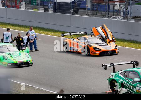 Oschersleben, Germania. 29 aprile 2024. Vista panoramica veloce Mercedes BMW Audi Lamborghini Ferrari Porsche DTM Oschersleben Motorsport Arena pista di partenza. Concorso europeo di motori per auto sportive. Crediti: Kyryl Gorlov/Alamy Live News Foto Stock