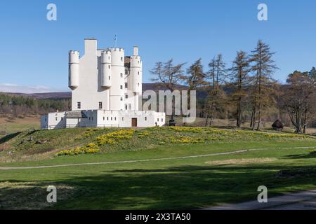 Castello di Braemar, nel Parco Nazionale di Cairngorms, in primavera, sole in una mattinata senza nuvole Foto Stock