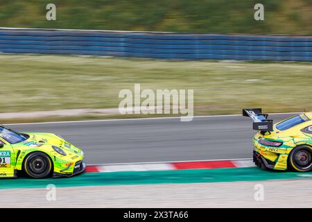 Oschersleben, Germania. 29 aprile 2024. Vista panoramica del movimento veloce MERCEDES-AMG GT3 DTM all'ippodromo Oschersleben Motorsport Arena. Concorso europeo di motori per auto sportive. Crediti: Kyryl Gorlov/Alamy Live News Foto Stock