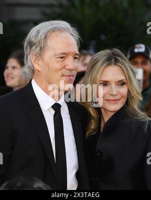 HOLLYWOOD, CALIFORNIA - APRILE 27: (L-R) David E. Kelley e Michelle Pfeiffer partecipano al 49° AFI Lifetime Achievement Award Gala Tribute Celebrating Foto Stock