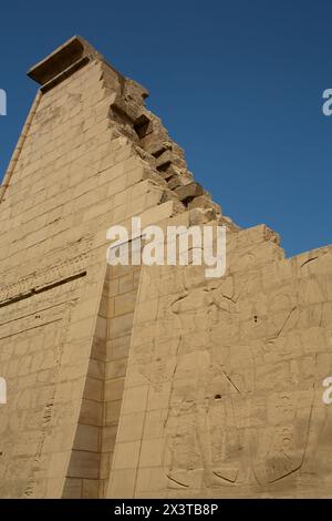 Pilone 9 con rilievi, complesso del tempio di Karnak, sito patrimonio dell'umanità dell'UNESCO, Luxor, Egitto Foto Stock