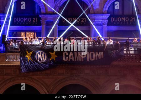 Milano, Italia. 28 aprile 2024. Piazza Duomo Festeggiamenti dell'inter per il ventesimo scudetto. - Cronaca - Milano, Italia - domenica 28 aprile 2024 (foto Alessandro Cimma/Lapresse) Piazza Duomo. Festeggiamenti per il 20° Scudetto. - Chronicle - Milano, Italia - domenica 28 aprile 2024 (foto Alessandro Cimma/Lapresse) crediti: LaPresse/Alamy Live News Foto Stock