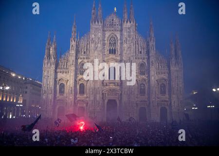 Milano, Italia. 28 aprile 2024. Piazza Duomo Festeggiamenti dell'inter per il ventesimo scudetto. - Cronaca - Milano, Italia - domenica 28 aprile 2024 (foto Alessandro Cimma/Lapresse) Piazza Duomo. Festeggiamenti per il 20° Scudetto. - Chronicle - Milano, Italia - domenica 28 aprile 2024 (foto Alessandro Cimma/Lapresse) crediti: LaPresse/Alamy Live News Foto Stock