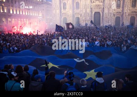 Milano, Italia. 28 aprile 2024. Piazza Duomo Festeggiamenti dell'inter per il ventesimo scudetto. - Cronaca - Milano, Italia - domenica 28 aprile 2024 (foto Alessandro Cimma/Lapresse) Piazza Duomo. Festeggiamenti per il 20° Scudetto. - Chronicle - Milano, Italia - domenica 28 aprile 2024 (foto Alessandro Cimma/Lapresse) crediti: LaPresse/Alamy Live News Foto Stock