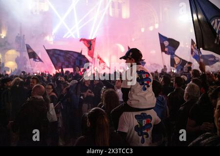 Milano, Italia. 28 aprile 2024. Piazza Duomo Festeggiamenti dell'inter per il ventesimo scudetto. - Cronaca - Milano, Italia - domenica 28 aprile 2024 (foto Alessandro Cimma/Lapresse) Piazza Duomo. Festeggiamenti per il 20° Scudetto. - Chronicle - Milano, Italia - domenica 28 aprile 2024 (foto Alessandro Cimma/Lapresse) crediti: LaPresse/Alamy Live News Foto Stock