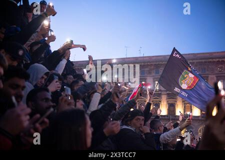 Milano, Italia. 28 aprile 2024. Piazza Duomo Festeggiamenti dell'inter per il ventesimo scudetto. - Cronaca - Milano, Italia - domenica 28 aprile 2024 (foto Alessandro Cimma/Lapresse) Piazza Duomo. Festeggiamenti per il 20° Scudetto. - Chronicle - Milano, Italia - domenica 28 aprile 2024 (foto Alessandro Cimma/Lapresse) crediti: LaPresse/Alamy Live News Foto Stock