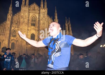 Milano, Italia. 28 aprile 2024. Piazza Duomo Festeggiamenti dell'inter per il ventesimo scudetto. - Cronaca - Milano, Italia - domenica 28 aprile 2024 (foto Alessandro Cimma/Lapresse) Piazza Duomo. Festeggiamenti per il 20° Scudetto. - Chronicle - Milano, Italia - domenica 28 aprile 2024 (foto Alessandro Cimma/Lapresse) crediti: LaPresse/Alamy Live News Foto Stock