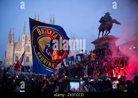 Milano, Italia. 28 aprile 2024. Piazza Duomo Festeggiamenti dell'inter per il ventesimo scudetto. - Cronaca - Milano, Italia - domenica 28 aprile 2024 (foto Alessandro Cimma/Lapresse) Piazza Duomo. Festeggiamenti per il 20° Scudetto. - Chronicle - Milano, Italia - domenica 28 aprile 2024 (foto Alessandro Cimma/Lapresse) crediti: LaPresse/Alamy Live News Foto Stock