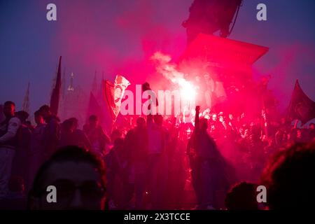 Milano, Italia. 28 aprile 2024. Piazza Duomo Festeggiamenti dell'inter per il ventesimo scudetto. - Cronaca - Milano, Italia - domenica 28 aprile 2024 (foto Alessandro Cimma/Lapresse) Piazza Duomo. Festeggiamenti per il 20° Scudetto. - Chronicle - Milano, Italia - domenica 28 aprile 2024 (foto Alessandro Cimma/Lapresse) crediti: LaPresse/Alamy Live News Foto Stock