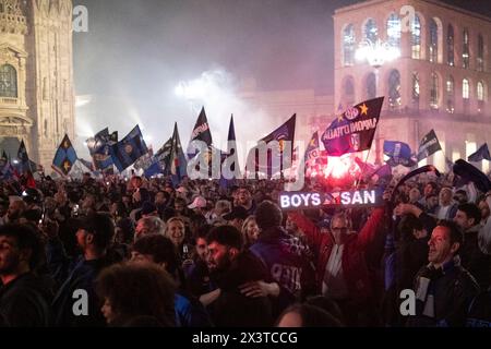 Milano, Italia. 28 aprile 2024. Piazza Duomo Festeggiamenti dell'inter per il ventesimo scudetto. - Cronaca - Milano, Italia - domenica 28 aprile 2024 (foto Alessandro Cimma/Lapresse) Piazza Duomo. Festeggiamenti per il 20° Scudetto. - Chronicle - Milano, Italia - domenica 28 aprile 2024 (foto Alessandro Cimma/Lapresse) crediti: LaPresse/Alamy Live News Foto Stock