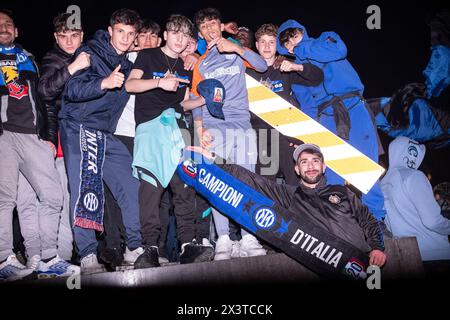 Milano, Italia. 28 aprile 2024. Piazza Duomo Festeggiamenti dell'inter per il ventesimo scudetto. - Cronaca - Milano, Italia - domenica 28 aprile 2024 (foto Alessandro Cimma/Lapresse) Piazza Duomo. Festeggiamenti per il 20° Scudetto. - Chronicle - Milano, Italia - domenica 28 aprile 2024 (foto Alessandro Cimma/Lapresse) crediti: LaPresse/Alamy Live News Foto Stock