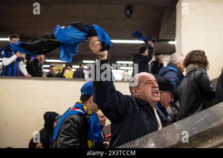 Milano, Italia. 28 aprile 2024. Piazza Duomo Festeggiamenti dell'inter per il ventesimo scudetto. - Cronaca - Milano, Italia - domenica 28 aprile 2024 (foto Alessandro Cimma/Lapresse) Piazza Duomo. Festeggiamenti per il 20° Scudetto. - Chronicle - Milano, Italia - domenica 28 aprile 2024 (foto Alessandro Cimma/Lapresse) crediti: LaPresse/Alamy Live News Foto Stock