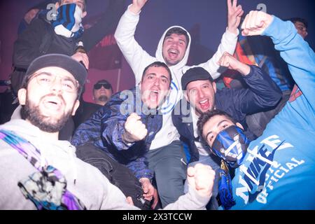 Milano, Italia. 28 aprile 2024. Piazza Duomo Festeggiamenti dell'inter per il ventesimo scudetto. - Cronaca - Milano, Italia - domenica 28 aprile 2024 (foto Alessandro Cimma/Lapresse) Piazza Duomo. Festeggiamenti per il 20° Scudetto. - Chronicle - Milano, Italia - domenica 28 aprile 2024 (foto Alessandro Cimma/Lapresse) crediti: LaPresse/Alamy Live News Foto Stock