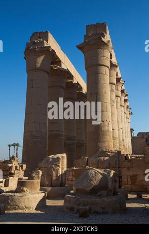 Colonnato di Amenofi III, tempio di Luxor, sito patrimonio dell'umanità dell'UNESCO, Luxor, Egitto Foto Stock