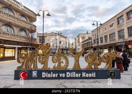 Mardin, Midyat, Turkiye - 9 Ocak 2024; calligrafia Midyat. Vista del cartello nel centro del quartiere Midyat. Mardin, Turchia. Foto Stock