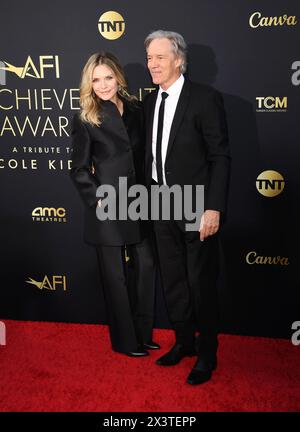 HOLLYWOOD, CALIFORNIA - APRILE 27: (L-R) Michelle Pfeiffer e David E. Kelley partecipano al 49° AFI Lifetime Achievement Award Gala Tribute celebrando Nicole Kidman al Dolby Theatre il 27 aprile 2024 a Hollywood, California. Crediti: Jeffrey Mayer / MediaPunch Foto Stock