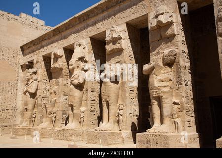 Statue di Osiria, Portico settentrionale, Medinet Habu, Tempio Mortuario di Ramses III, 1187-56 a.C., Antica Tebe, Patrimonio dell'Umanità dell'UNESCO, sito Luxor, Egitto Foto Stock