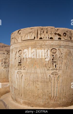 Base colonna, sala Ipostilio, Medinet Habu, Tempio Mortuario di Ramses III, 1187-56 a.C., Antica Tebe, sito Patrimonio dell'Umanità dell'UNESCO, Luxor, Egitto Foto Stock