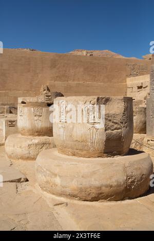 Basi Colunm, sala Ipostilio, Medinet Habu, Tempio Mortuario di Ramses III, 1187-56 a.C., Antica Tebe, sito patrimonio dell'umanità dell'UNESCO, Luxor, Egitto Foto Stock