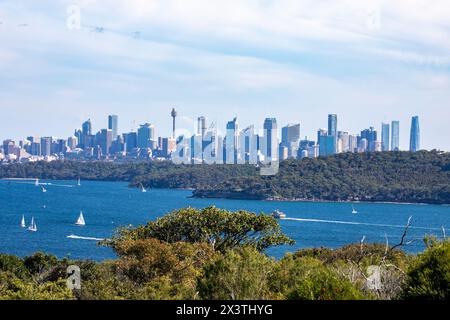 Lo skyline e il paesaggio urbano del centro di Sydney sono visti da North Head Manly, attraverso il porto di Sydney e Sydney Head, NSW, Australia Foto Stock