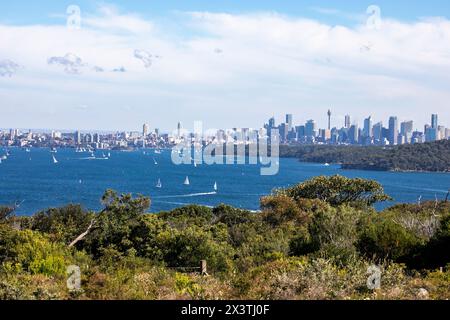Lo skyline e il paesaggio urbano del centro di Sydney sono visti da North Head Manly, attraverso il porto di Sydney e Sydney Head, NSW, Australia Foto Stock