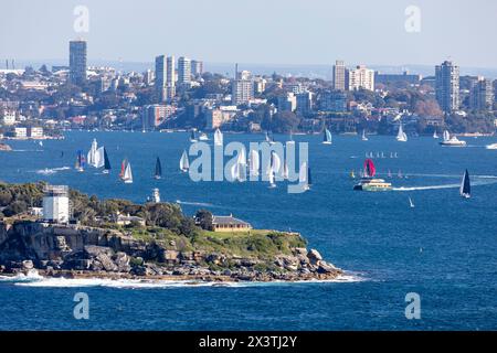 Barche a vela sul porto di Sydney, vista da nord, attraversate le teste sud e il porto verso Point Piper e Rose Bay, Sydney, NSW, Australia Foto Stock