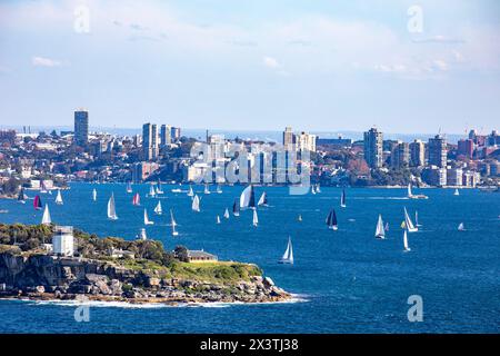 Barche a vela sul porto di Sydney, vista da nord, attraversate le teste sud e il porto verso Point Piper e Rose Bay, Sydney, NSW, Australia Foto Stock