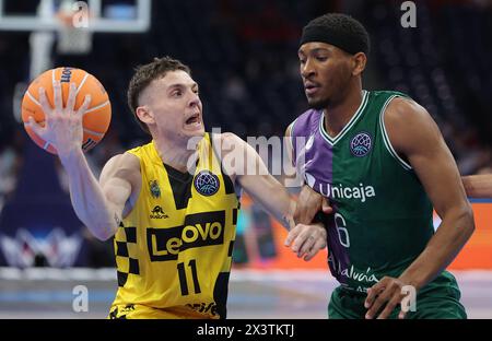 Belgrado, Serbia. 28 aprile 2024. Kyle Guy (L) di Lenovo Tenerife sfida il Kameron Taylor di Unicaja durante la finale della FIBA di basket Champions League tra Lenovo Tenerife e Unicaja a Belgrado, in Serbia, il 28 aprile 2024. Crediti: Predrag Milosavljevic/Xinhua/Alamy Live News Foto Stock