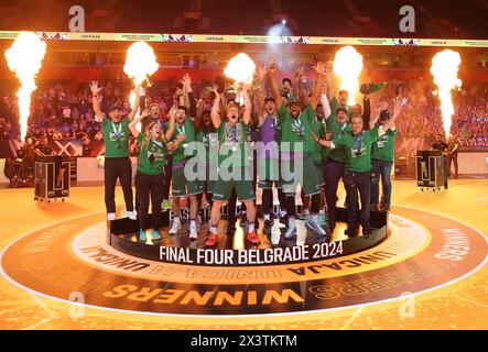 Belgrado, Serbia. 28 aprile 2024. I giocatori di Unicaja festeggiano con il trofeo dopo la finale della FIBA di basket Champions League tra Lenovo Tenerife e Unicaja a Belgrado, Serbia, il 28 aprile 2024. Crediti: Predrag Milosavljevic/Xinhua/Alamy Live News Foto Stock