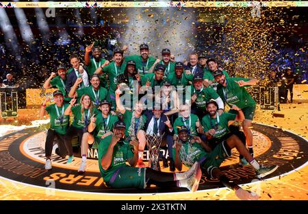 Belgrado, Serbia. 28 aprile 2024. I giocatori di Unicaja festeggiano con il trofeo dopo la finale della FIBA di basket Champions League tra Lenovo Tenerife e Unicaja a Belgrado, Serbia, il 28 aprile 2024. Crediti: Predrag Milosavljevic/Xinhua/Alamy Live News Foto Stock