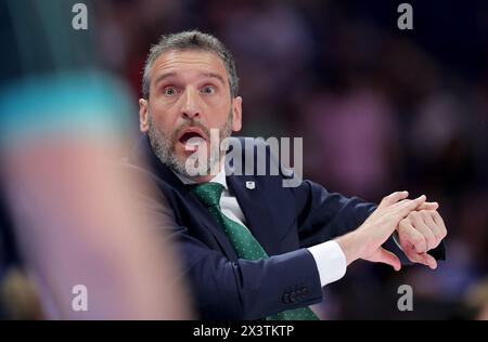 Belgrado, Serbia. 28 aprile 2024. L'allenatore di Unicaja Ibon Navarro reagisce durante la finale di Champions League tra Lenovo Tenerife e Unicaja a Belgrado, in Serbia, il 28 aprile 2024. Crediti: Predrag Milosavljevic/Xinhua/Alamy Live News Foto Stock