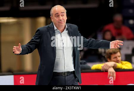 Belgrado, Serbia. 28 aprile 2024. L'allenatore di Tenerife Txus Vidorreta reagisce durante la finale della FIBA di basket Champions League tra Lenovo Tenerife e Unicaja a Belgrado, in Serbia, il 28 aprile 2024. Crediti: Predrag Milosavljevic/Xinhua/Alamy Live News Foto Stock