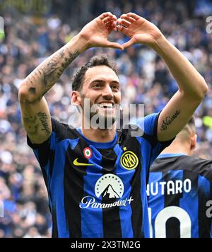 (240429) -- MILANO, 29 aprile 2024 (Xinhua) -- Hakan Calhanoglu dell'Inter celebra il suo gol durante la partita di calcio di serie A tra FC Inter e Torino a Milano, in Italia, aprile. 28, 2024. (Foto di Augusto Casasoli/Xinhua) Foto Stock