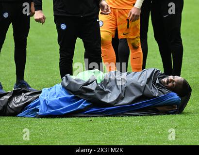 (240429) -- MILANO, 29 aprile 2024 (Xinhua) -- Marcus Thuram dell'FC Inter festeggia avvolgendosi con la bandiera dell'Inter dopo la partita di calcio di serie A tra FC Inter e Torino a Milano, Italia, aprile. 28, 2024. (Foto di Augusto Casasoli/Xinhua) Foto Stock