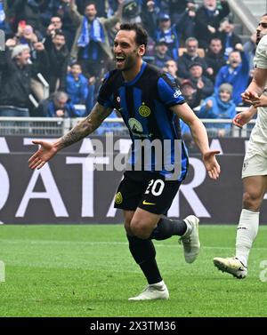 (240429) -- MILANO, 29 aprile 2024 (Xinhua) -- Hakan Calhanoglu dell'Inter celebra il suo secondo gol durante la partita di calcio di serie A tra FC Inter e Torino a Milano, in Italia, aprile. 28, 2024. (Foto di Augusto Casasoli/Xinhua) Foto Stock