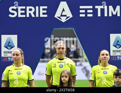 (240429) -- MILANO, 29 aprile 2024 (Xinhua) -- l'arbitro Maria Sole Ferrieri Caputi (C) si schiera con le assistenti arbitri Francesca di Monte (R) e Tiziana Trasciatti mentre fanno la storia diventando la prima squadra di arbitri tutta al femminile ad officiare una partita di serie A, prima della partita di calcio di serie A tra FC Inter e Torino a Milano, in Italia, aprile. 28, 2024. (Foto di Augusto Casasoli/Xinhua) Foto Stock