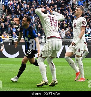 (240429) -- MILANO, 29 aprile 2024 (Xinhua) -- Hakan Calhanoglu (L) dell'FC Inter celebra il suo gol durante la partita di calcio di serie A tra FC Inter e Torino a Milano, Italia, aprile. 28, 2024. (Foto di Augusto Casasoli/Xinhua) Foto Stock